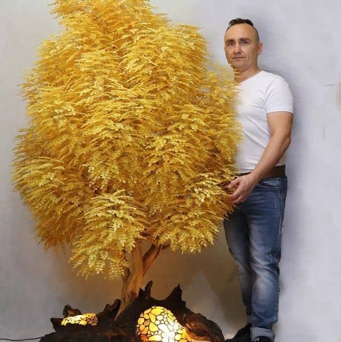 Marcin, twórca Amberflo, przy dużym bursztynowym drzewie